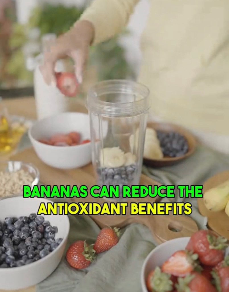 Bananas may contain high levels of polyphenol oxidase, which may reduce the amount of antioxidant and anti-inflammatory flavanols in other fruit smoothies.